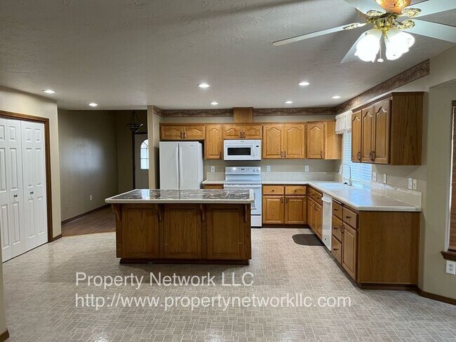 Building Photo - Outstanding 3 Bedroom Gresham Home