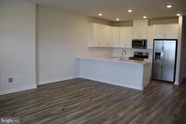 Building Photo - 713 Platinum Dr