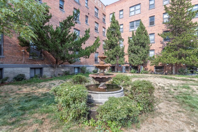 Courtyard - ONE18 West Street Residential