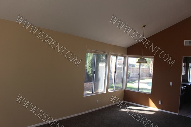 Building Photo - POOL HOME in East Lancaster 4 BD/ 3BTH