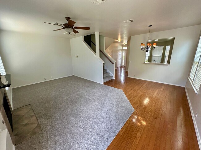 Foto del edificio - 3 bedroom townhome - Don't miss out!