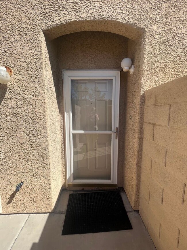 Building Photo - **Beautiful 3 bedroom townhome in Silverad...
