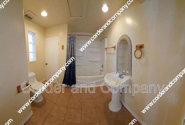 Foto del edificio - 2461 Consuelo Ln NW