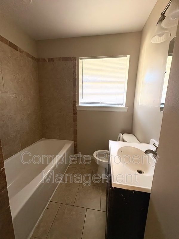 Building Photo - 601 26th Ct NW