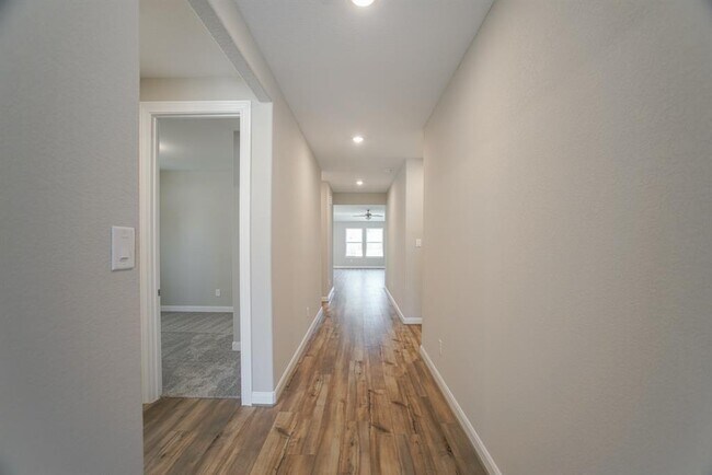 Building Photo - 9852 Pearly Everlasting
