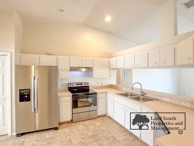 Building Photo - Charming 3-Bedroom Home in Prime SE Lakela...