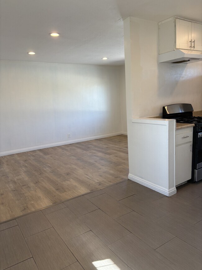 Foto del edificio - 7702 Chapman Ave