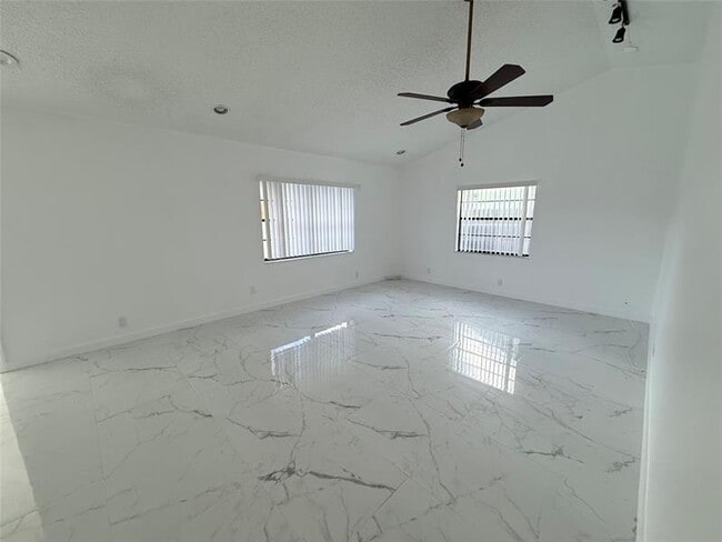 Foto del edificio - 8205 SW 12th St