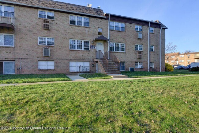 Building Photo - 456 College Dr