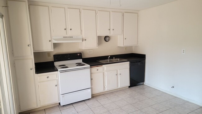 Building Photo - 2 Bed 1.5 Bath