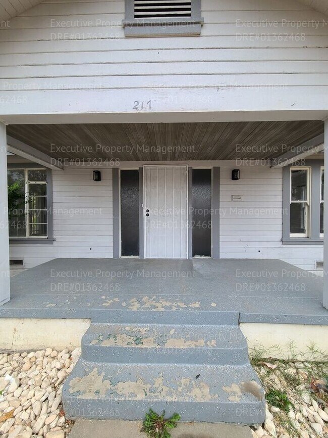 Building Photo - 3 bedroom/ 2 bathroom house located in East Bakersfield near a hospital and an elementary school.