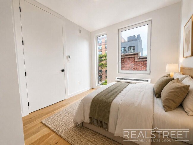 Building Photo - Two Bed Two Bath with Balcony!