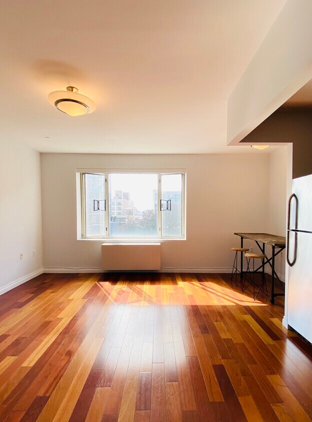 Open LR - 3085 Vernon Blvd