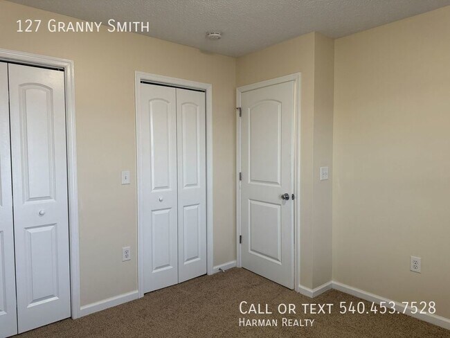 Building Photo - Move in ready, 3 bedroom, 2 bath Duplex