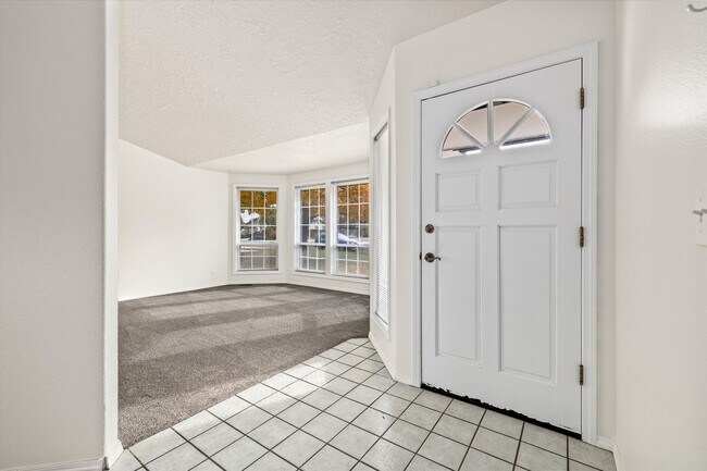 Foto del edificio - Charming 3-Bed, 3-Bath Home in Quiet Boise...