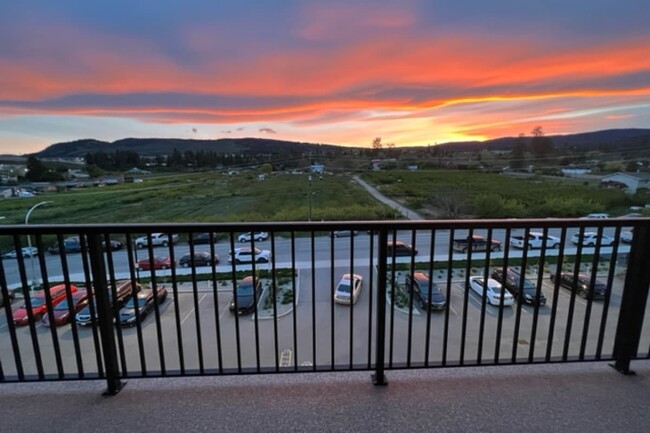 Photo du bâtiment - Lakeview Pointe Kelowna Apartments