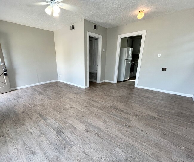 Building Photo - 2Bed/1Bath Available