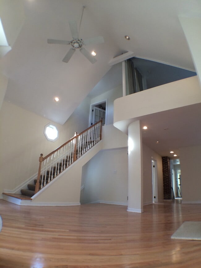 Building Photo - 1142 W Wolfram St