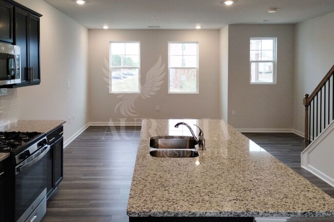 Building Photo - 2405 Kasota Ln