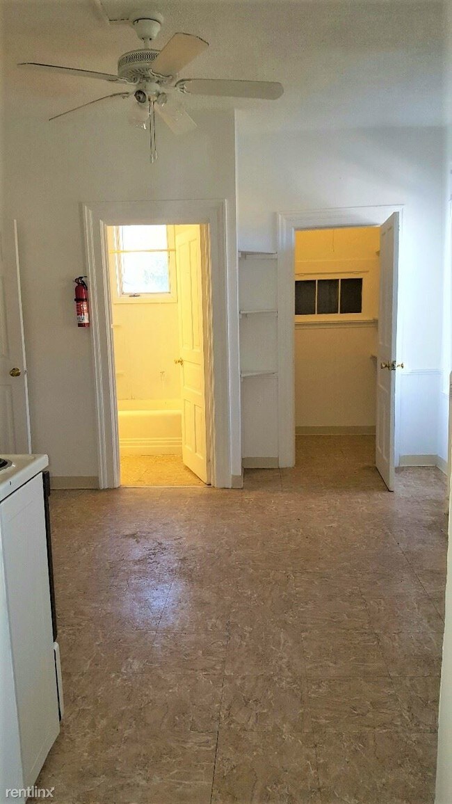 Building Photo - 3 br, 1 bath  - 210 Ferris St # 1