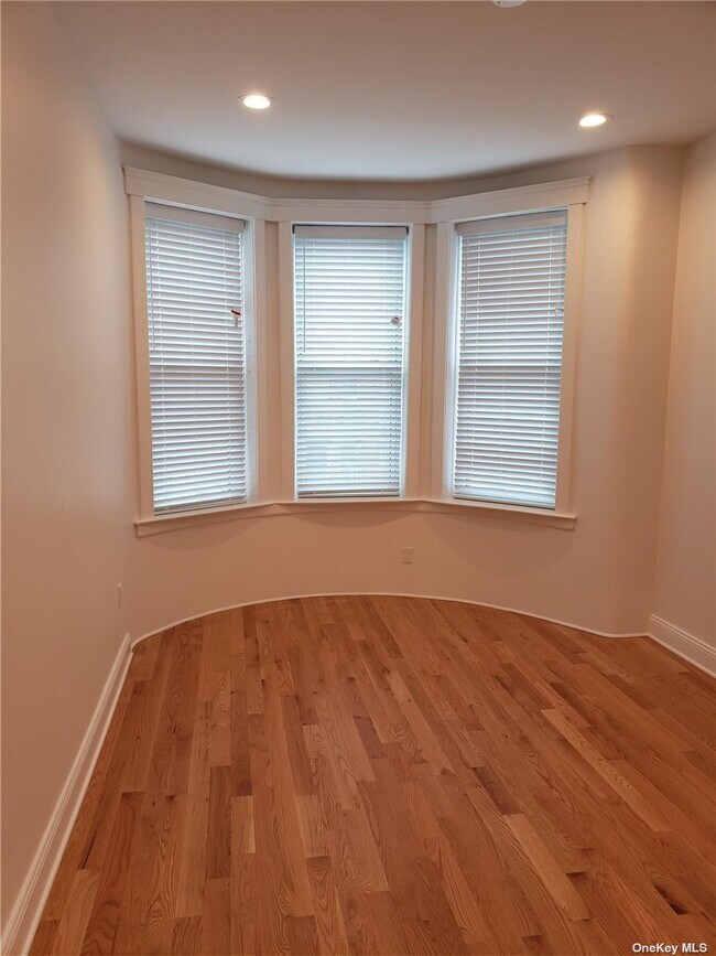 Foto del edificio - 60-60 Putnam Ave