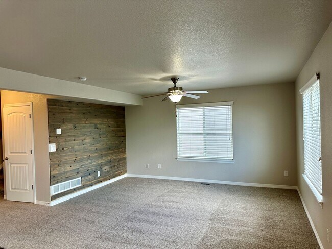 Foto del edificio - 4 Bedroom Home with Central AC