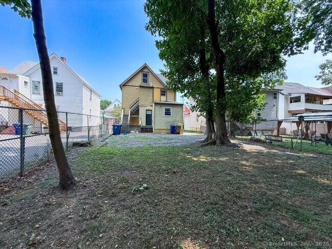 Foto del edificio - 451 Hollister Ave