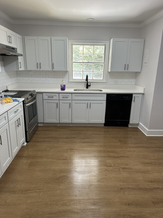 Kitchen - 1915 Birchcrest Dr