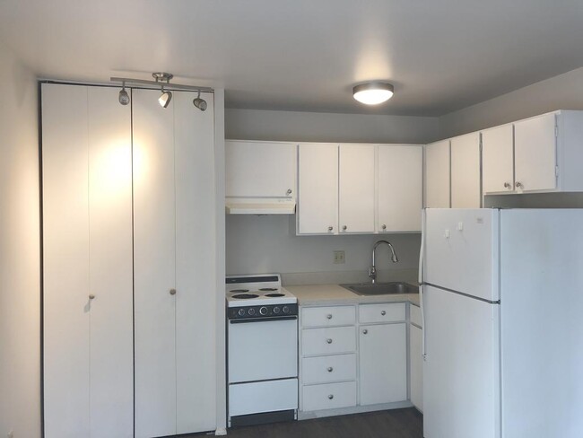 Building Photo - Camelot - 1 bedroom
