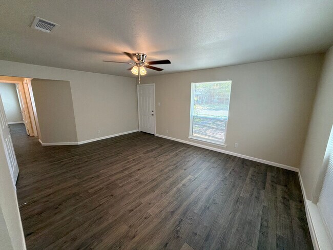 Foto del edificio - Room in Single Family Home on Houston St