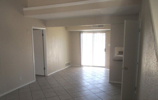 Building Photo - 4812 Maureen Cir