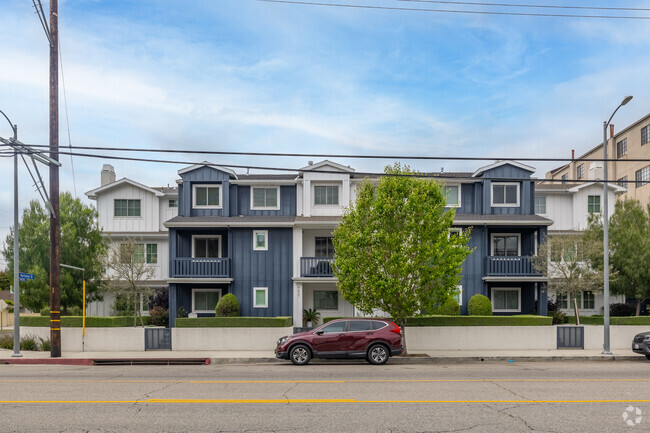 Building Photo - Toluca Village