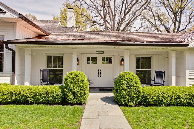 Building Photo - 1550 W Everett Rd