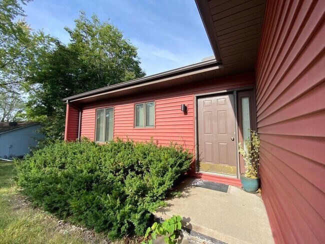Foto del edificio - $2,000 | 4 Bedroom, 3 Bathroom House | Pet...