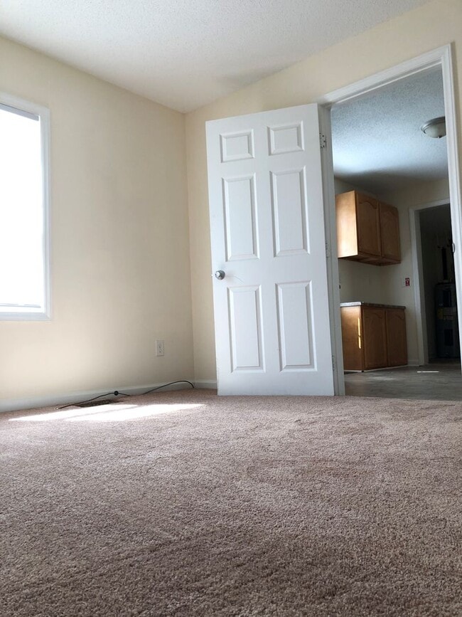 Building Photo - 2 bedroom-1 bath remodeled unit