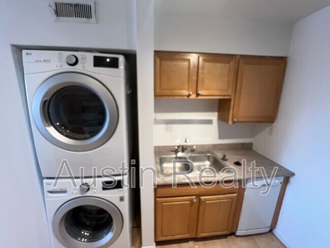 Foto del edificio - 4390 McPherson Ave