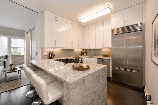 Building Photo - 58 W 58th St