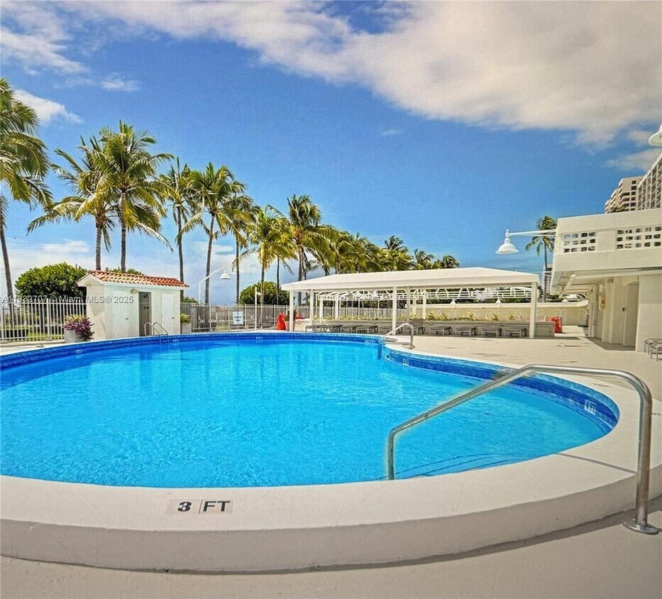 Primary Photo - 2899 Collins Ave
