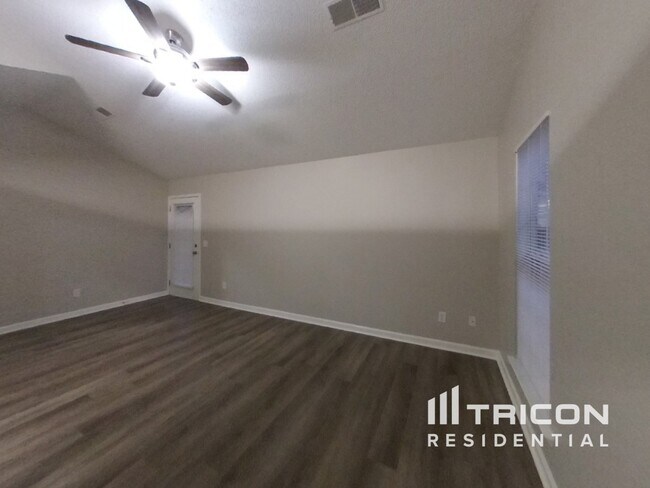 Foto del edificio - 221 Covey Ln