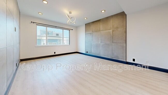 Building Photo - 711 La Playa St