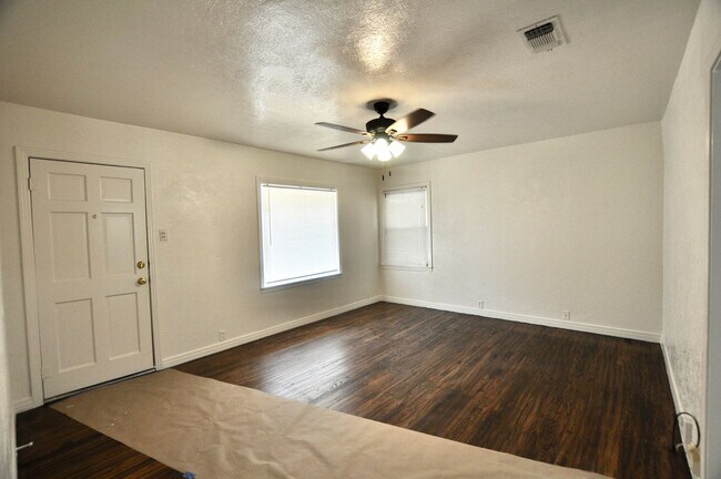 Building Photo - FOR LEASE - COMING SOON! Newly Remodeled 2...