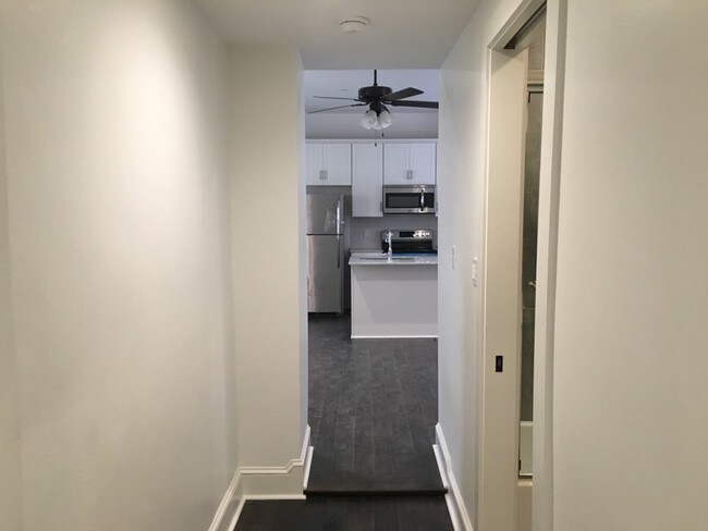 Pasillo que conduce a la sala de estar/cocina - 511 Toulouse St