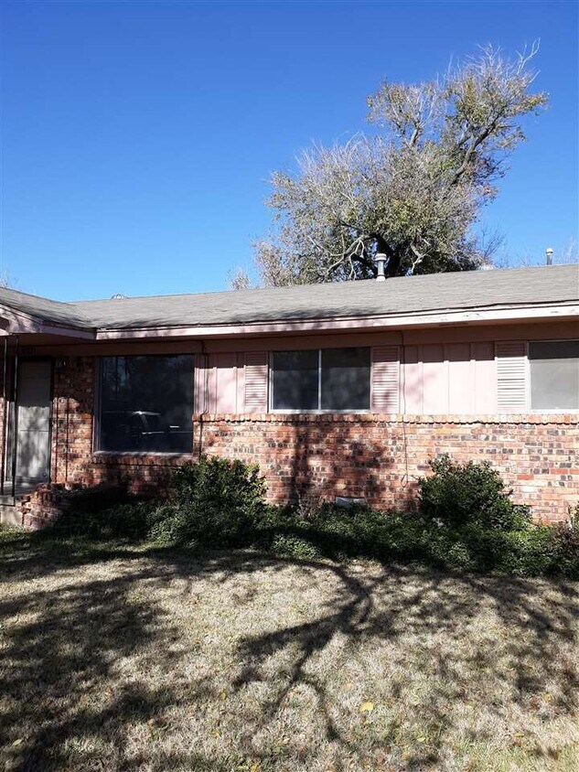 Primary Photo - 4321 NW Santa Fe Ave