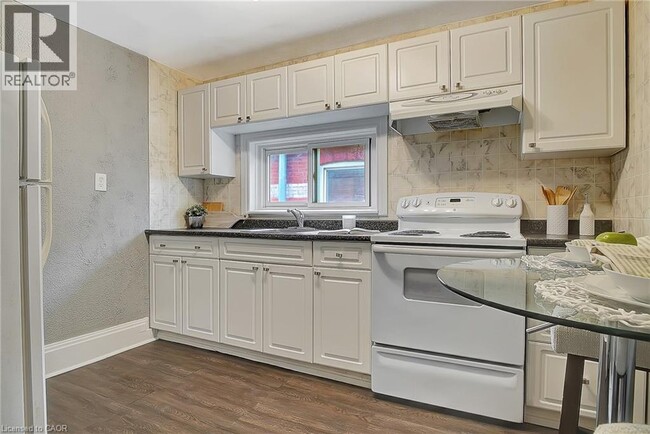 Building Photo - 211 Dolph St N