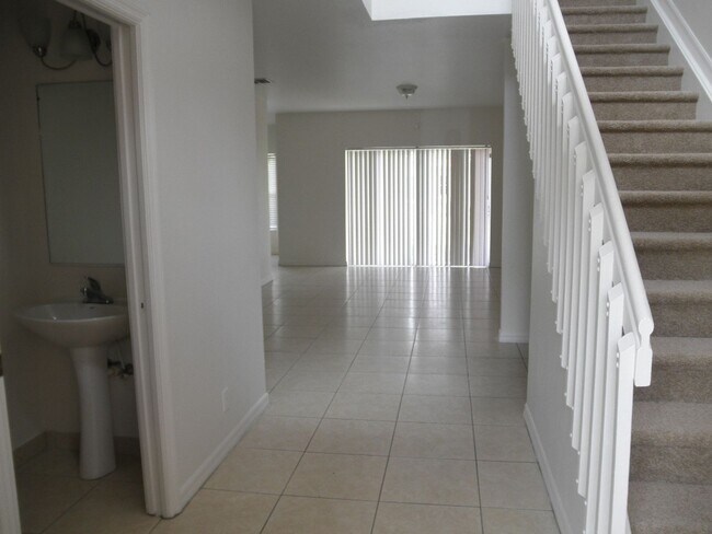 Building Photo - Estancia