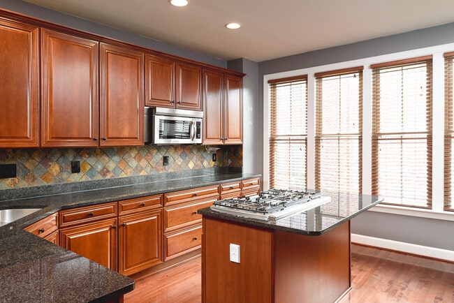 Building Photo - 2638 S Kenmore Ct