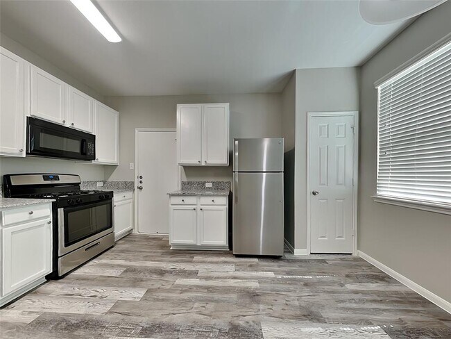 Foto del edificio - 3935 Mossy Spring Ln