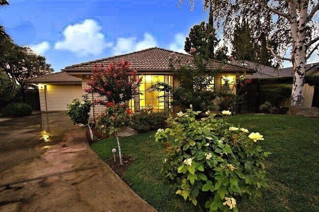 Foto del edificio - 1694 W Bullard Ave