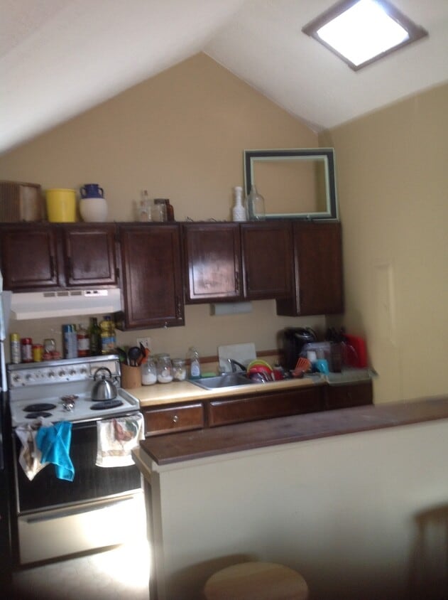 Building Photo - Spacious Downtown 2 Bedroom Attic Apartment