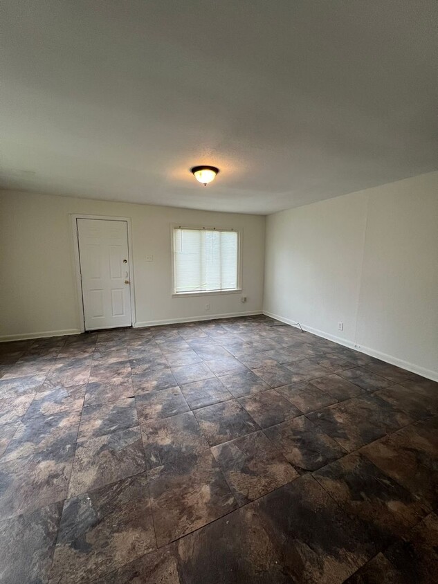 Building Photo - 1 Bedroom 1 bath Duplex for lease